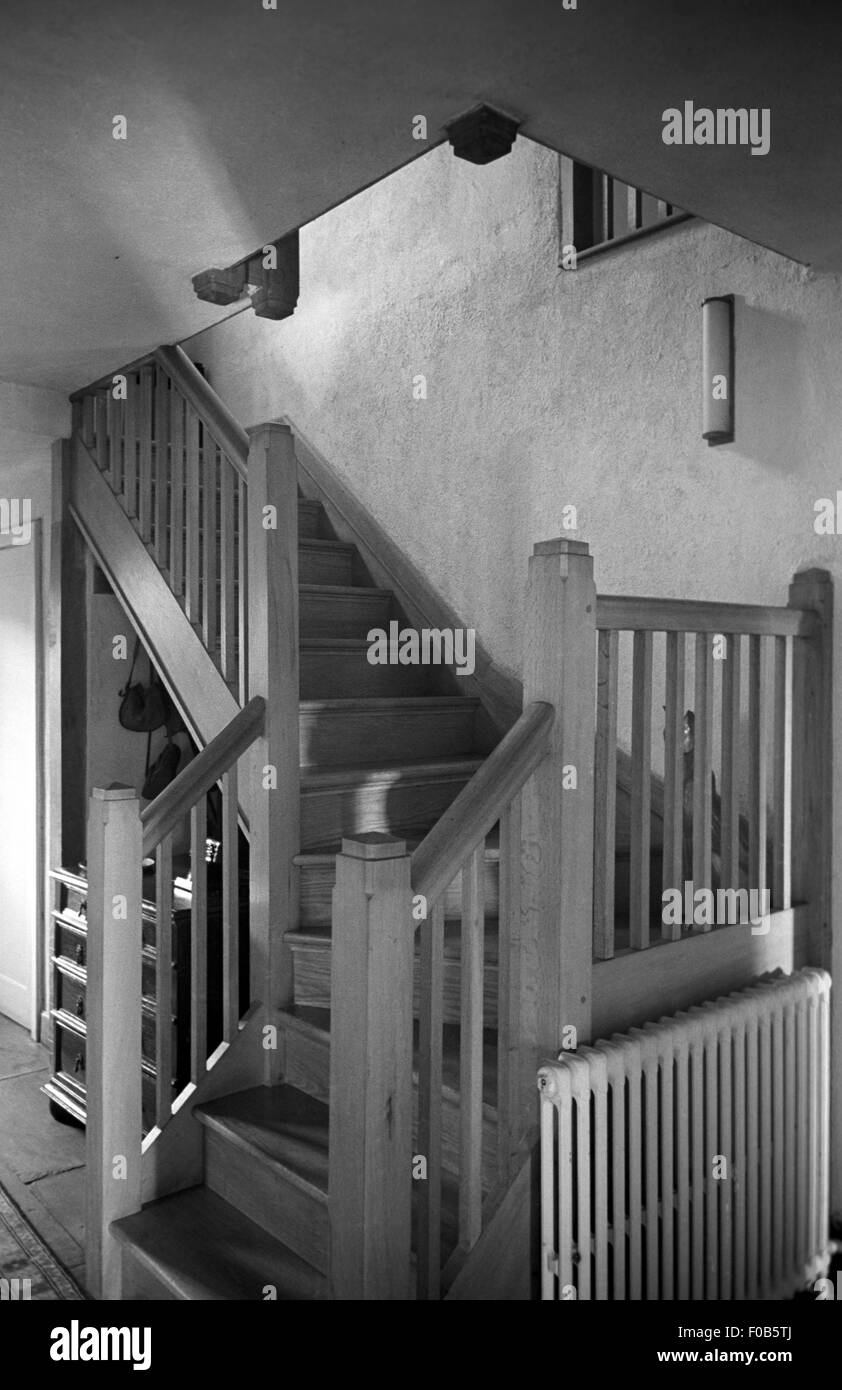 Un interno di una casa che mostra la scala in legno. Foto Stock