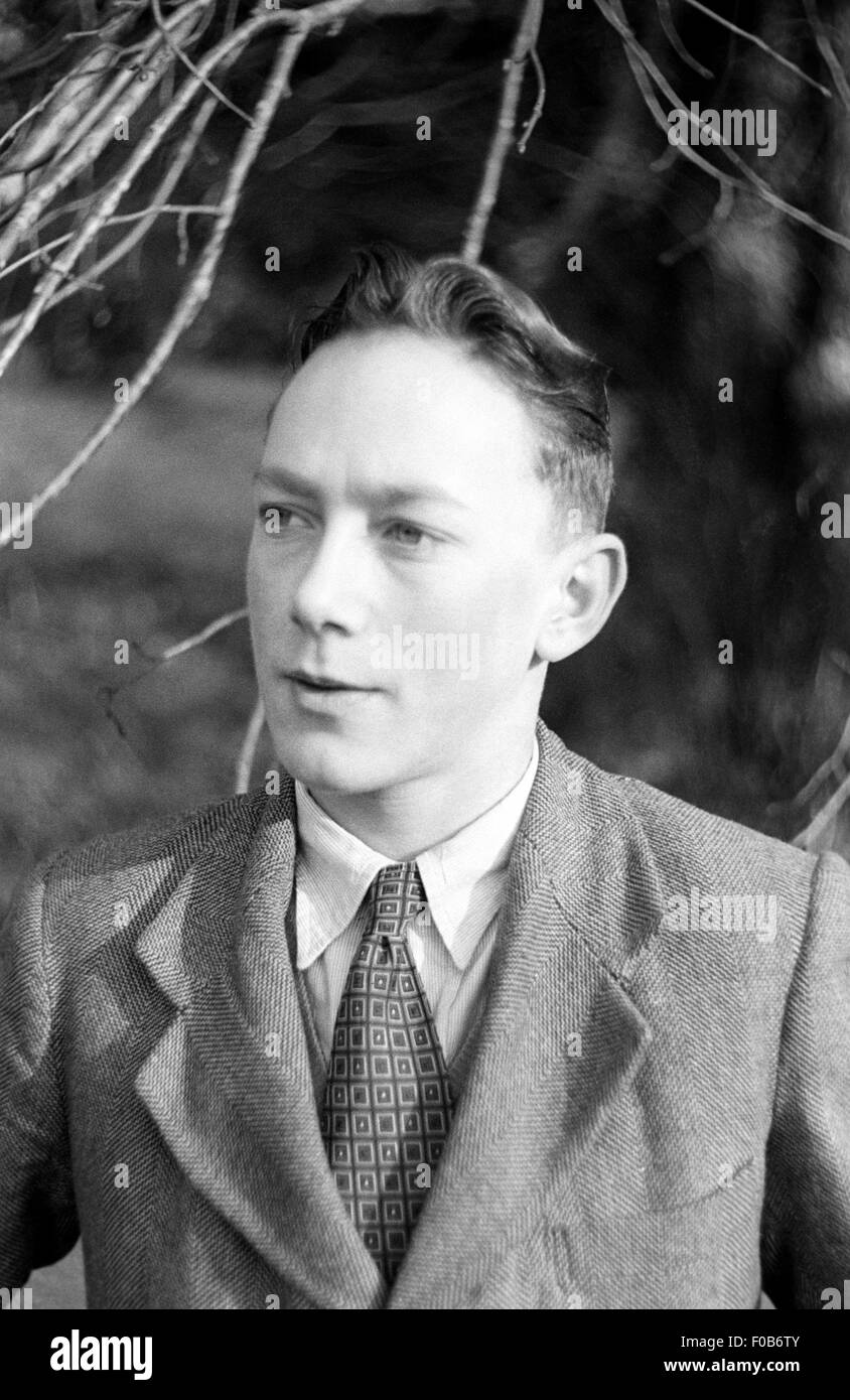 Un elegantemente vestito uomo giovane Foto Stock