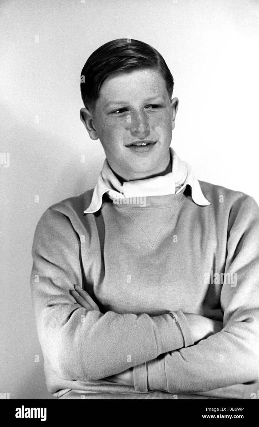 Un giovane uomo vestito elegantemente e sorridente. Foto Stock