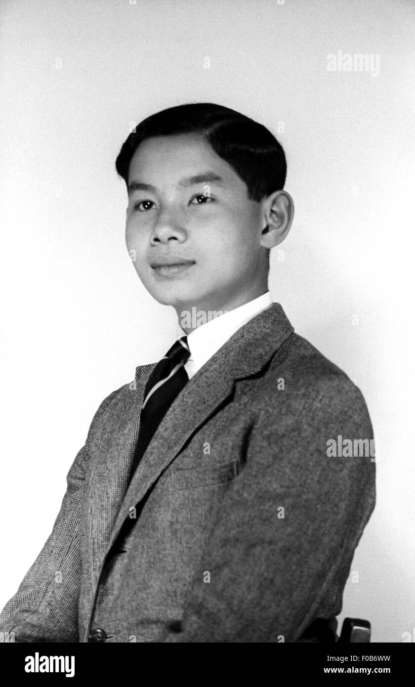 Un giovane East Asian uomo vestito elegantemente e sorridente Foto Stock