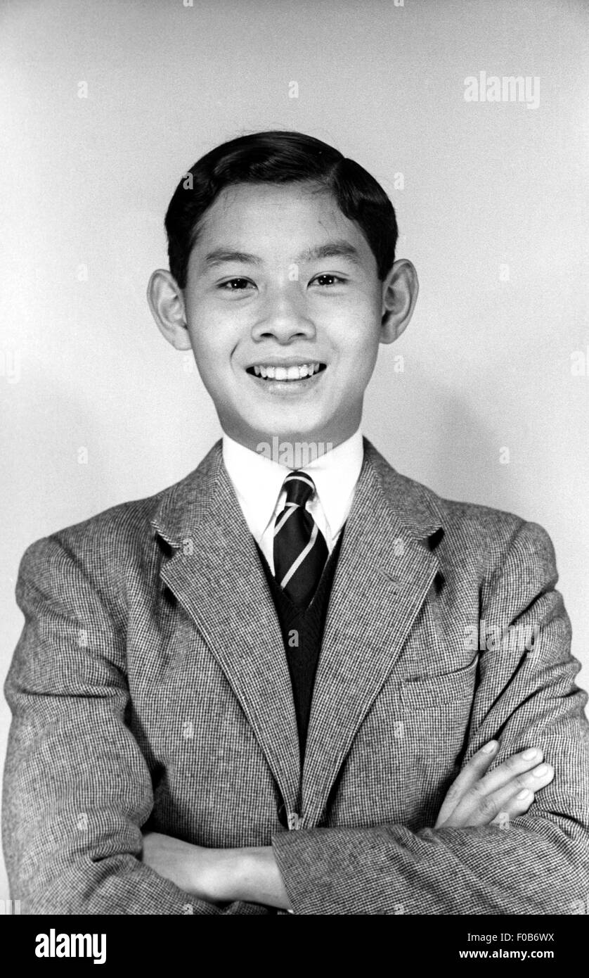 Un giovane East Asian uomo vestito elegantemente e sorridente Foto Stock