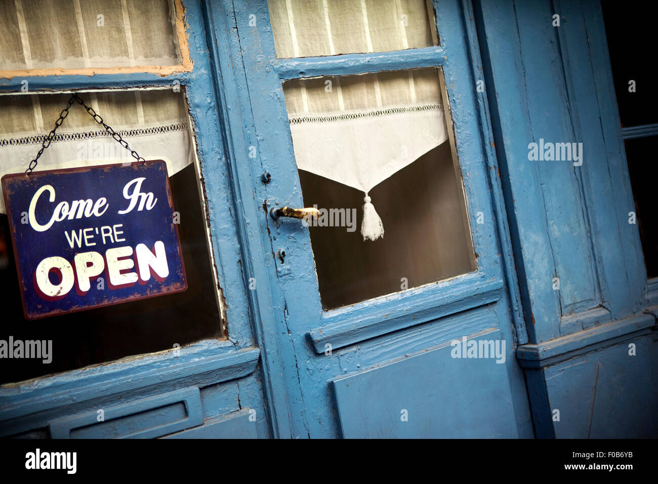 Aprire il cartello sulla porta di un vecchio pub Foto Stock