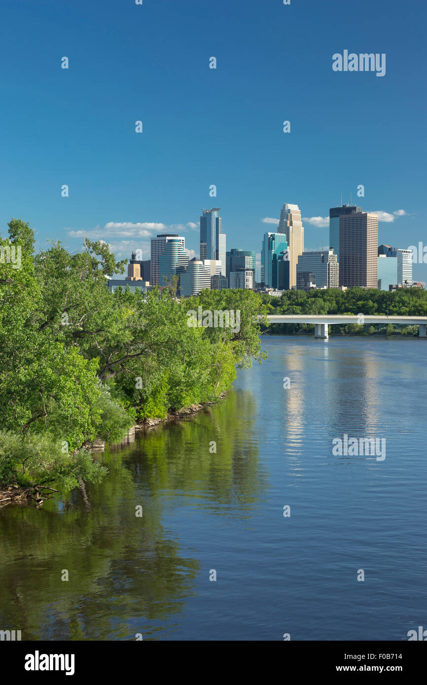 SKYLINE del centro del fiume Mississippi Minneapolis Minnesota USA Foto Stock