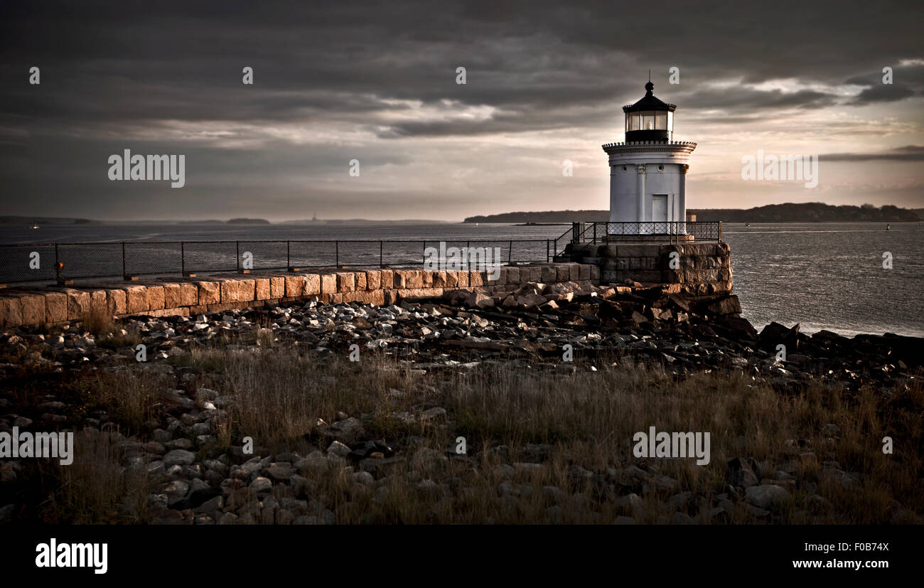 Bug faro di luce sulla parte superiore di un'isola rocciosa esposizione lenta Foto Stock