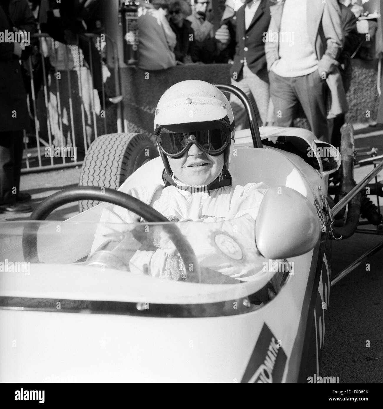 Mike Beckwith sotto la bandiera a scacchi team Brabham-DAF F3 a Reims 1966 o '67 Foto Stock