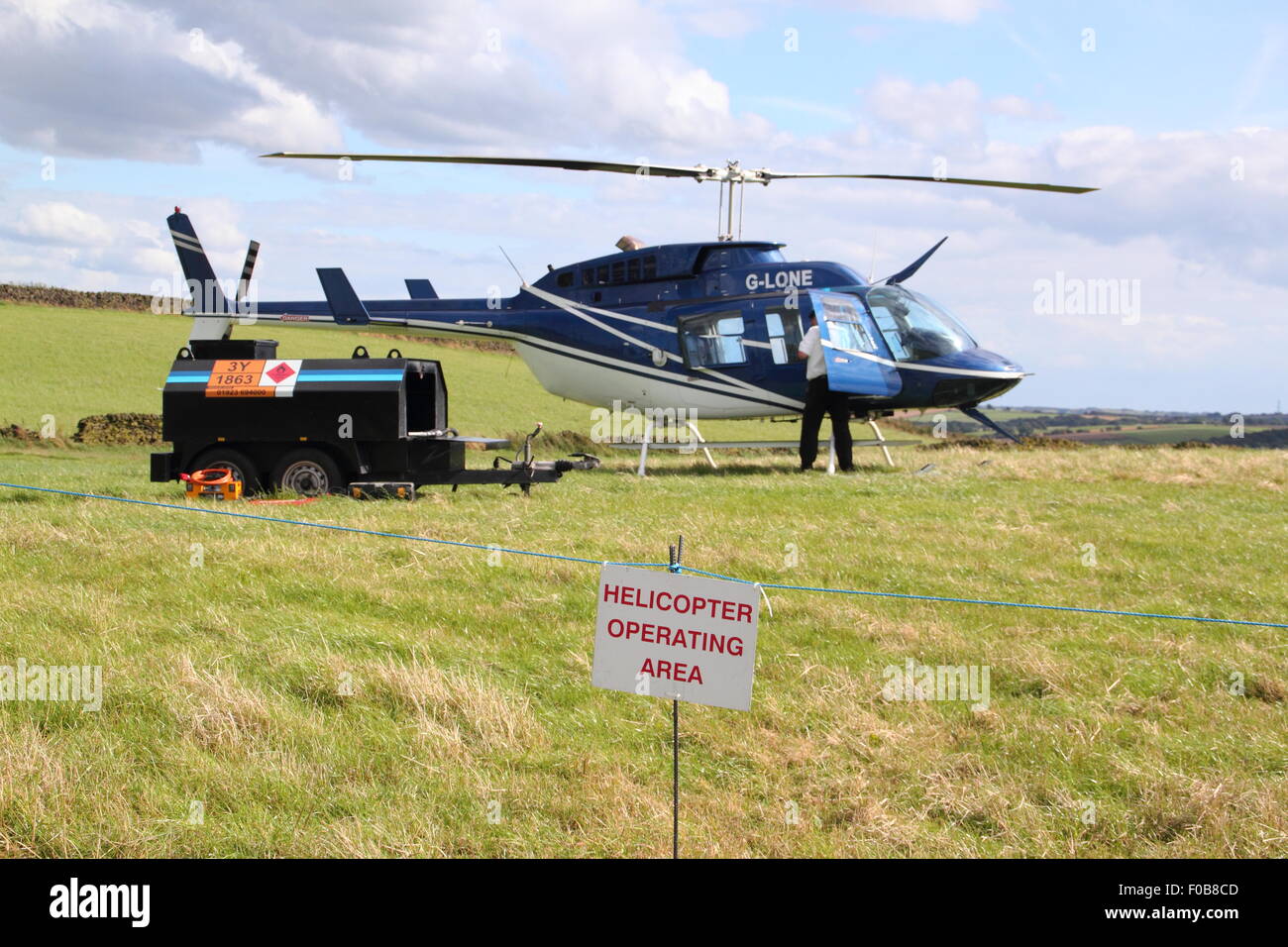 Un piacere helicoptor di volo e pilota in un campo a Owler Bar sul bordo del parco nazionale di Peak District Foto Stock