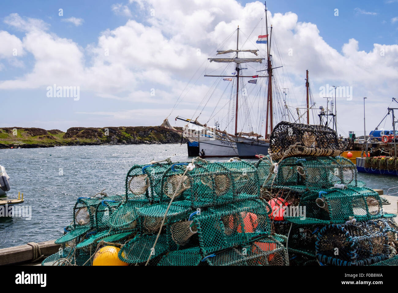 La pesca dell'aragosta pentole in banchina nel porto. Port Ellen (Ilein), isola di Islay, Ebridi Interne, Western Isles, Scozia, Regno Unito, Gran Bretagna Foto Stock