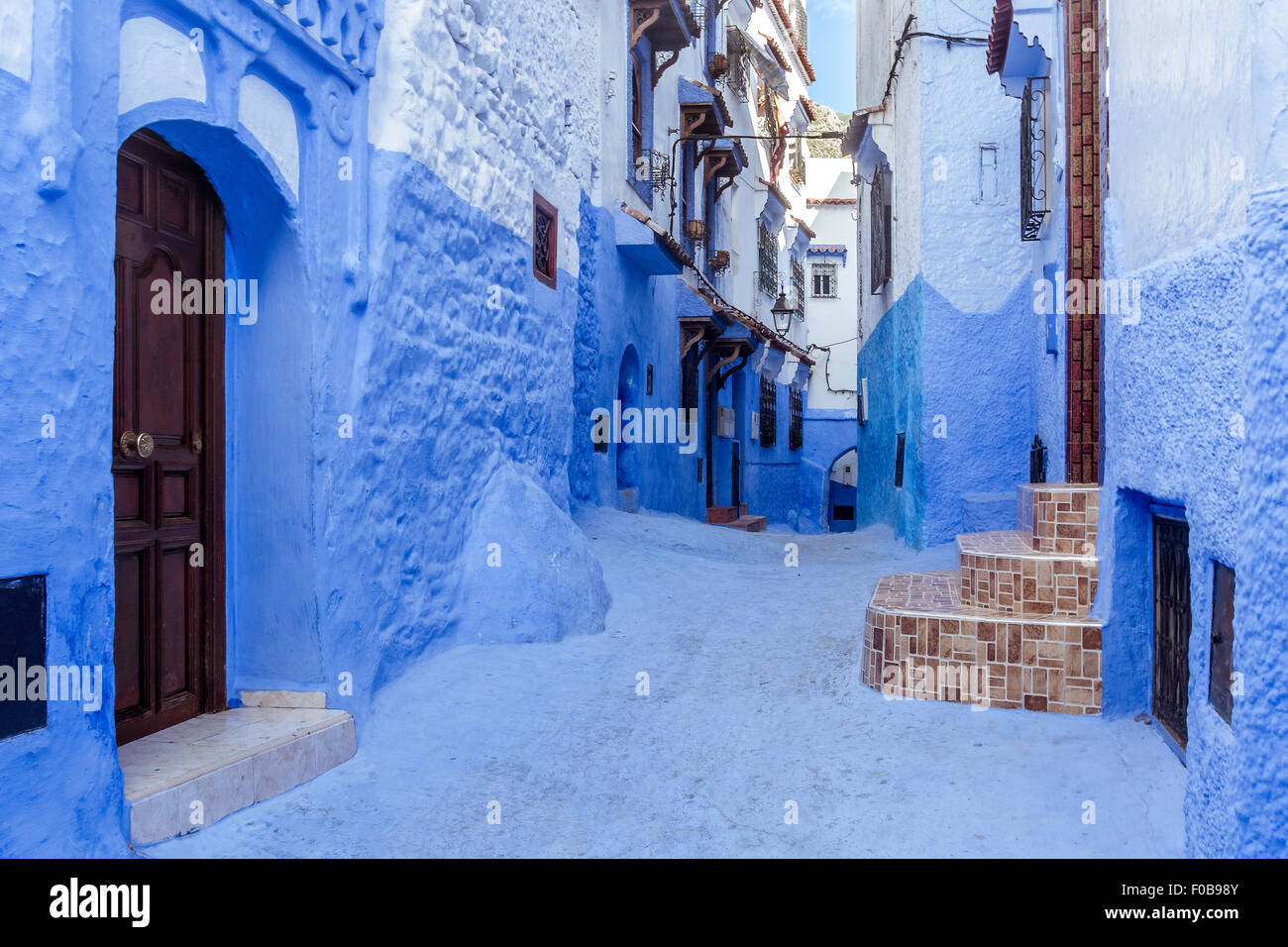 Tipico vicolo nel blu medina di Chefchaouen, Marocco. Foto Stock
