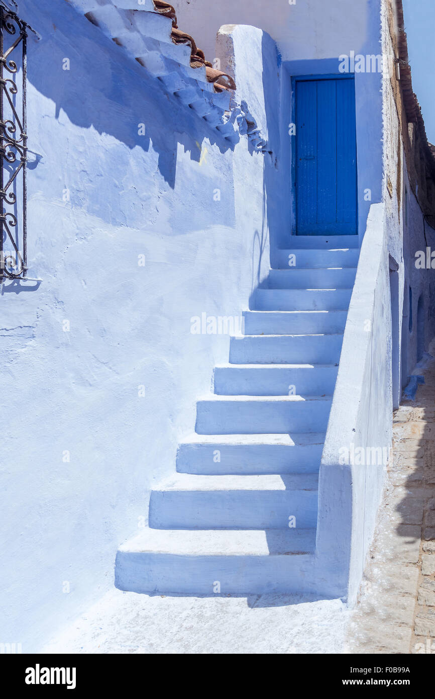 La scala nel blu medina di Chefchaouen, Marocco Foto Stock