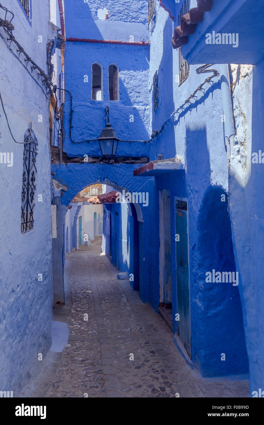 Tipico vicolo nel blu medina di Chefchaouen, Marocco. Foto Stock