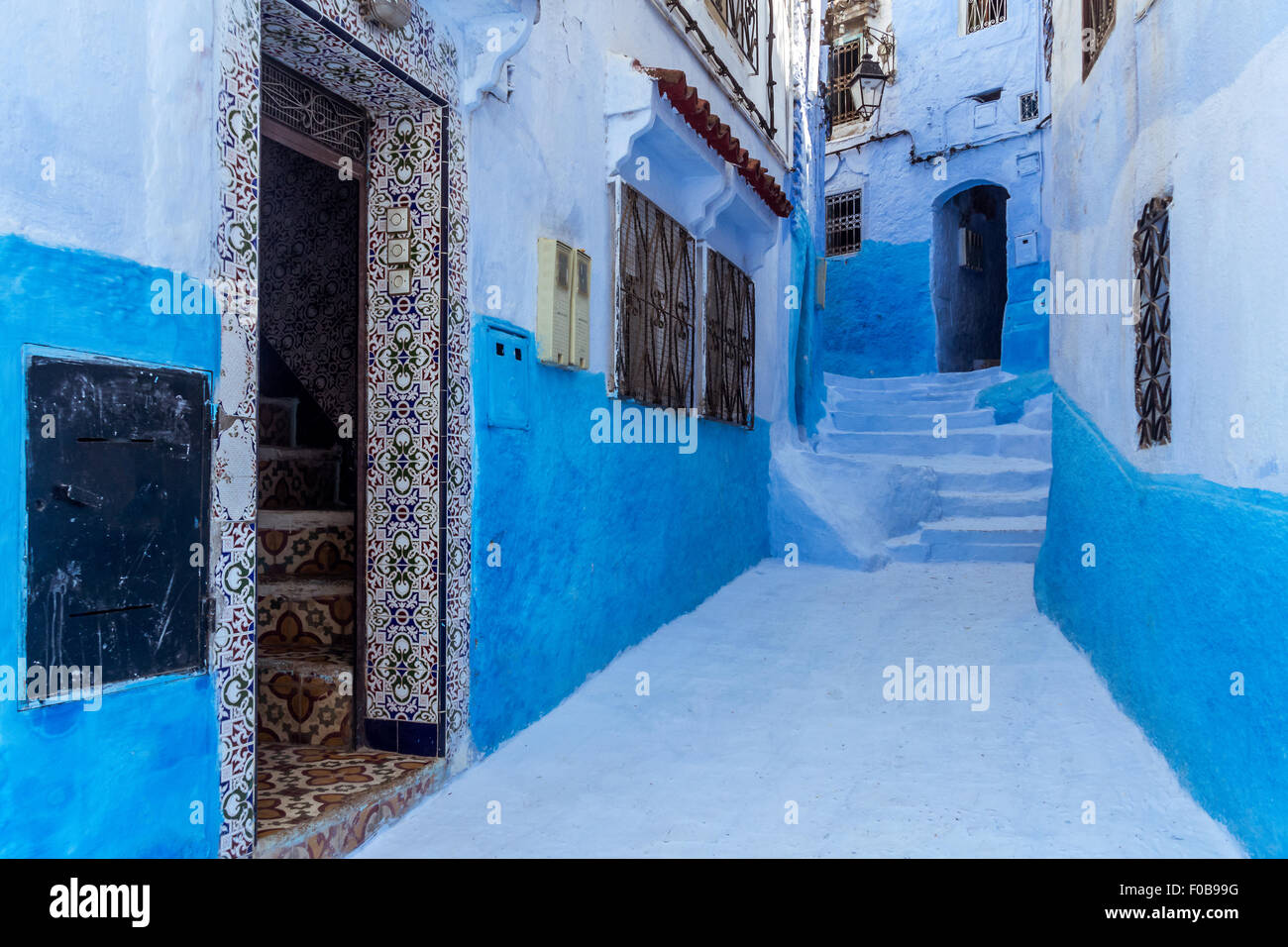 Tipico vicolo nel blu medina di Chefchaouen, Marocco. Foto Stock
