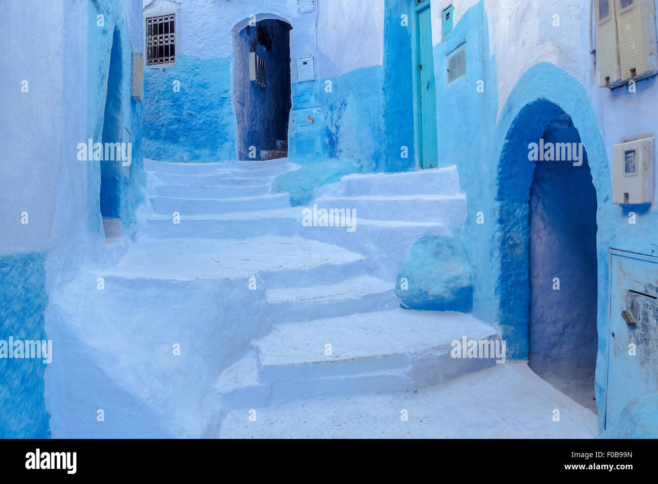 La scala nel blu medina di Chefchaouen, Marocco Foto Stock
