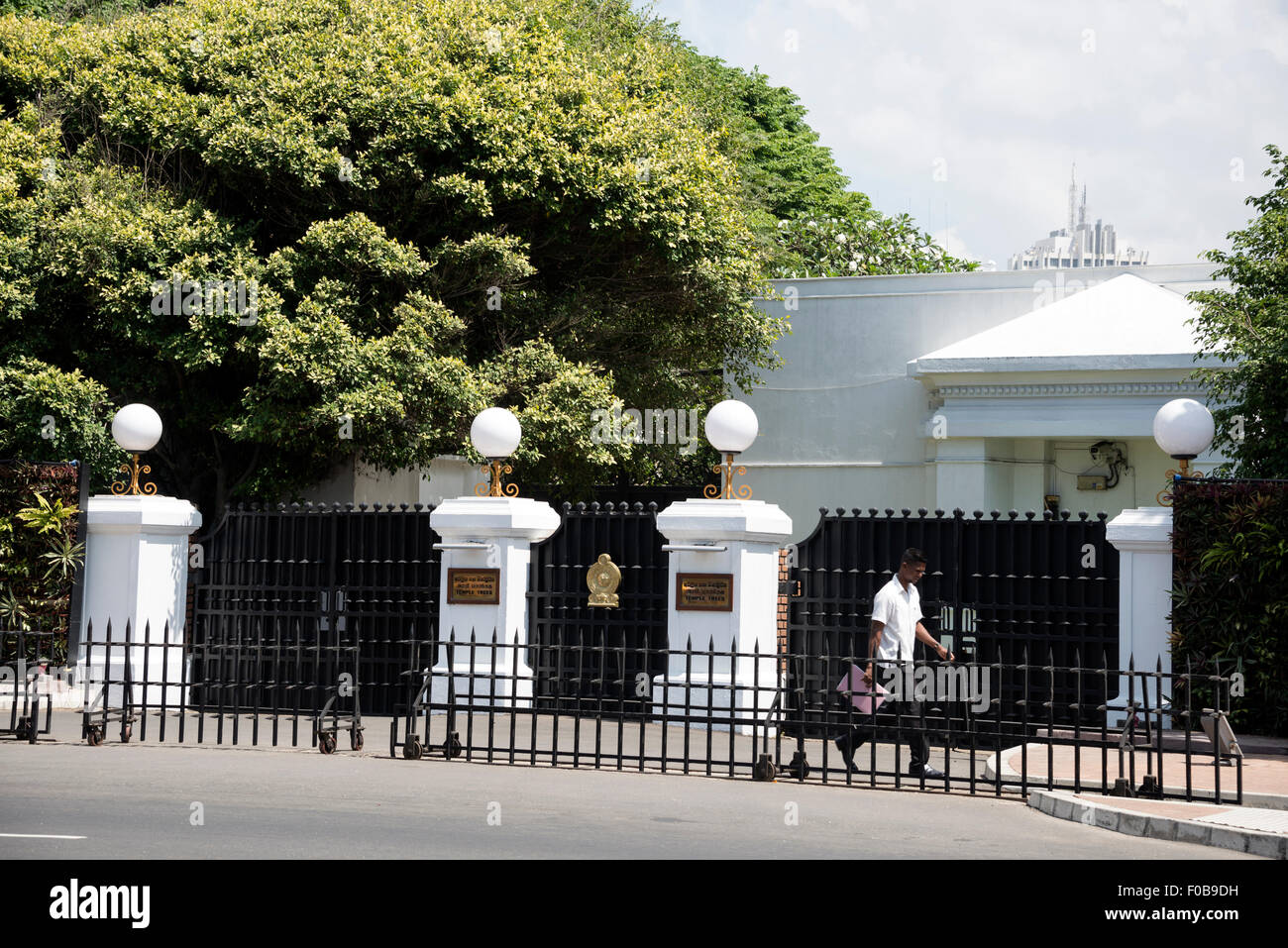 L'ingresso principale della residenza ufficiale del primo Ministro, conosciuta come alberi del Tempio a Gallie Raod, Colombo, Sri Lanka Foto Stock