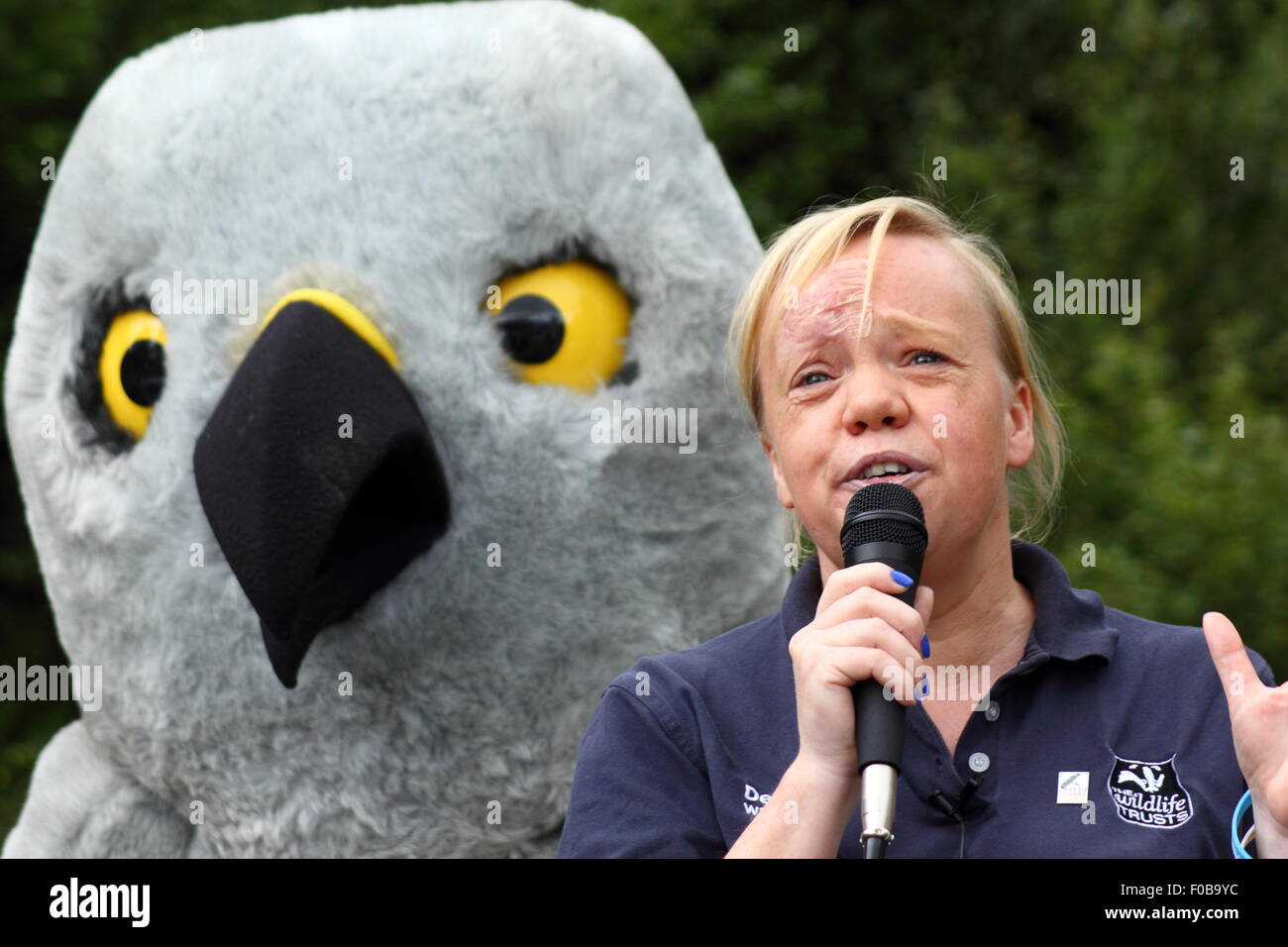 Jo Smith, Chief Executive del Derbyshire Wildlife Trust risolve i manifestanti a Albanella reale giorno 2015 nel distretto di Peak UK Foto Stock