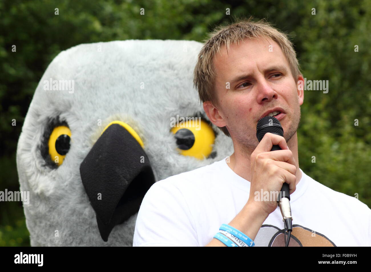 Jeff Knott della RSPB risolve i manifestanti a Albanella reale giorno 2015 nel distretto di Peak Derbyshire England Regno Unito Foto Stock