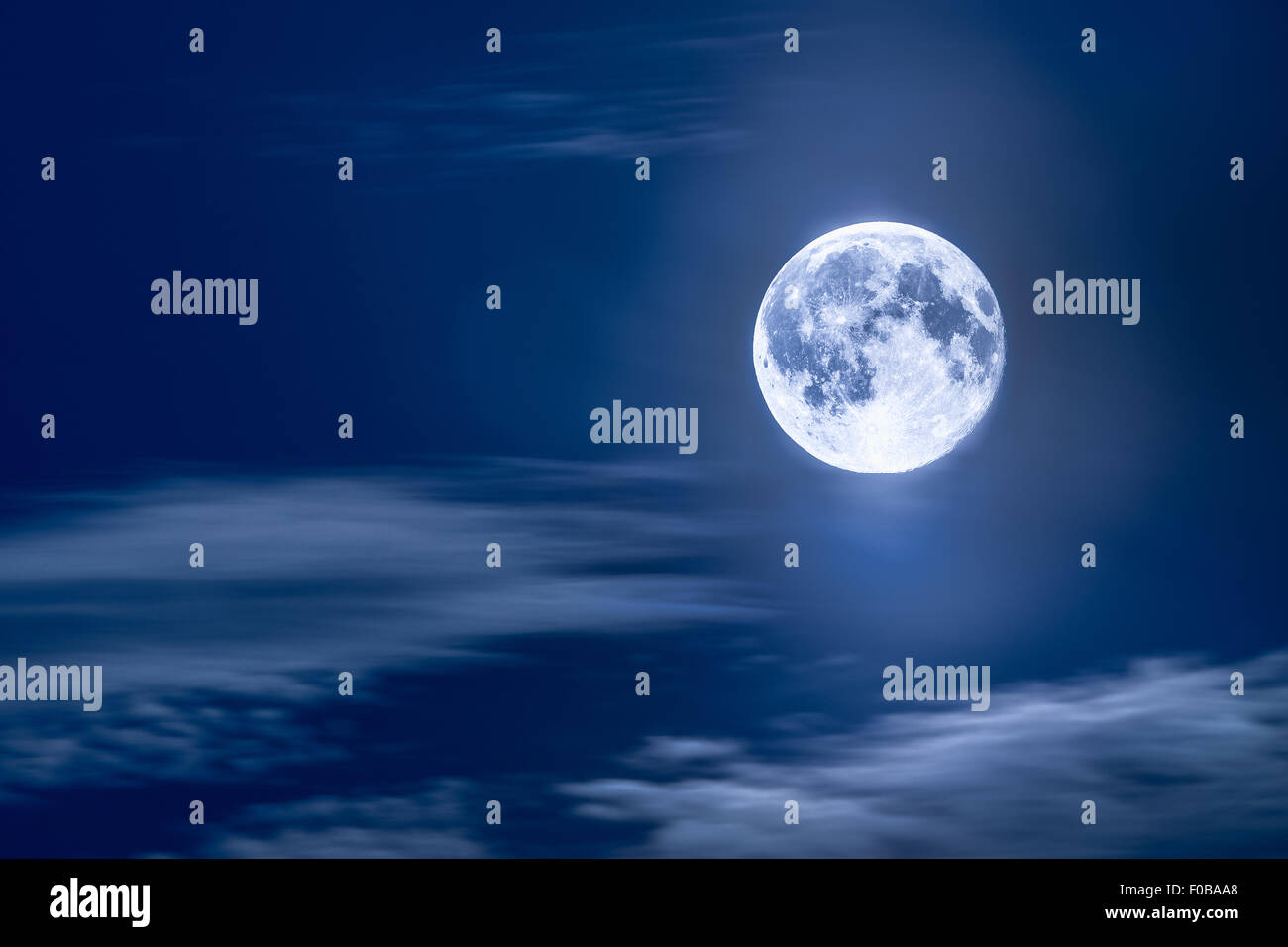 Blue Moon su un cielo nuvoloso Foto Stock