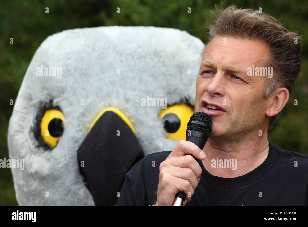 Emittente Chris Packham capi fino alla campagna contro la persecuzione illegale della gallina harriers a Albanella reale giorno, Goyt Valley, Peak District, REGNO UNITO Foto Stock