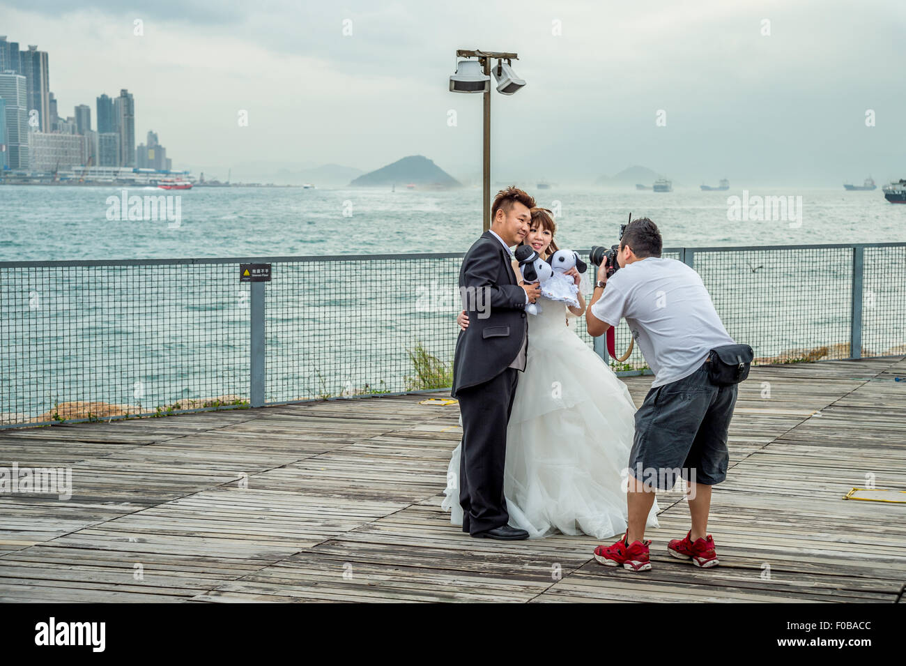 Un fotografo prende foto del matrimonio di Hong Kong Foto Stock