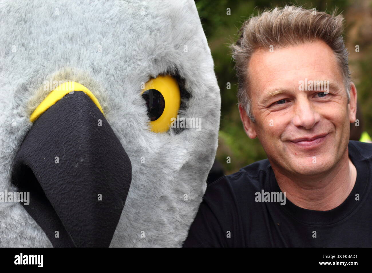 Emittente Chris Packham capi fino alla campagna contro la persecuzione illegale della gallina harriers a Albanella reale giorno, Goyt Valley, Peak District, REGNO UNITO Foto Stock