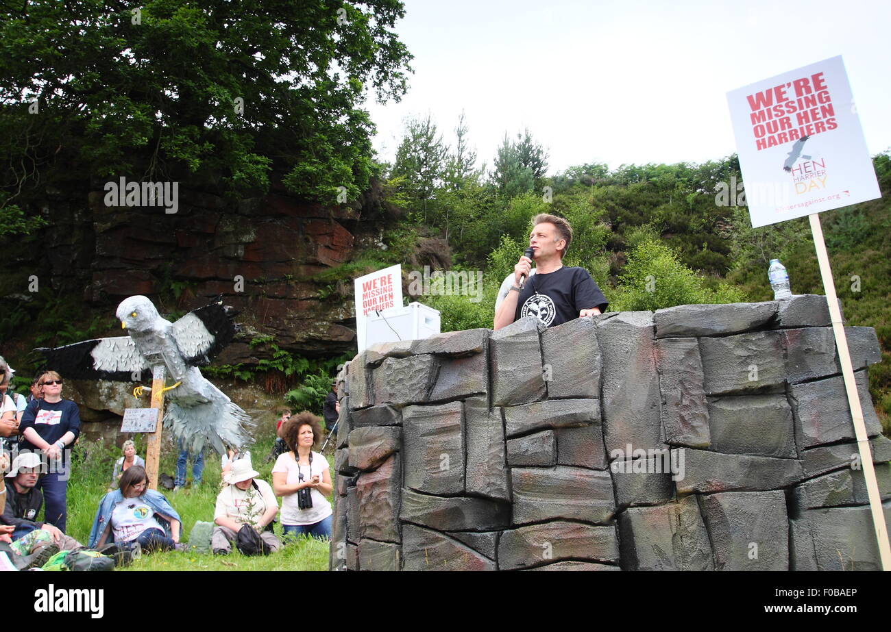 Emittente, Chris Packham risolve gli attivisti a Albanella reale giorno 2015 nell'Goyt Valley, Derbyshire, in Inghilterra, Regno Unito Foto Stock