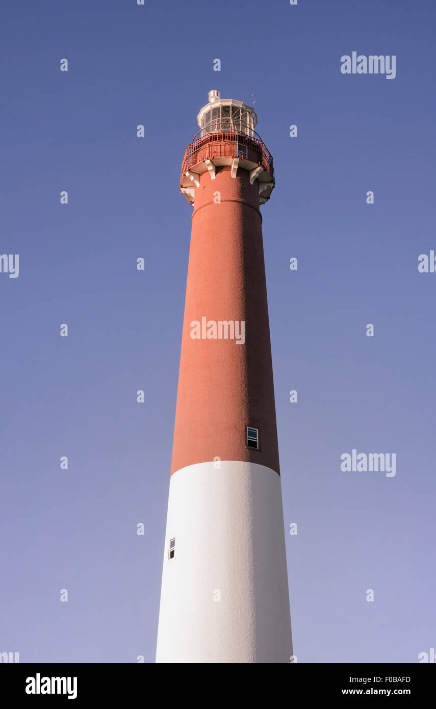 Barnegat Lighthouse parco statale, Barnegat Light, Long Beach Island, New Jersey. La rossa e bianca torre segna il quarantesimo parallelo. Foto Stock