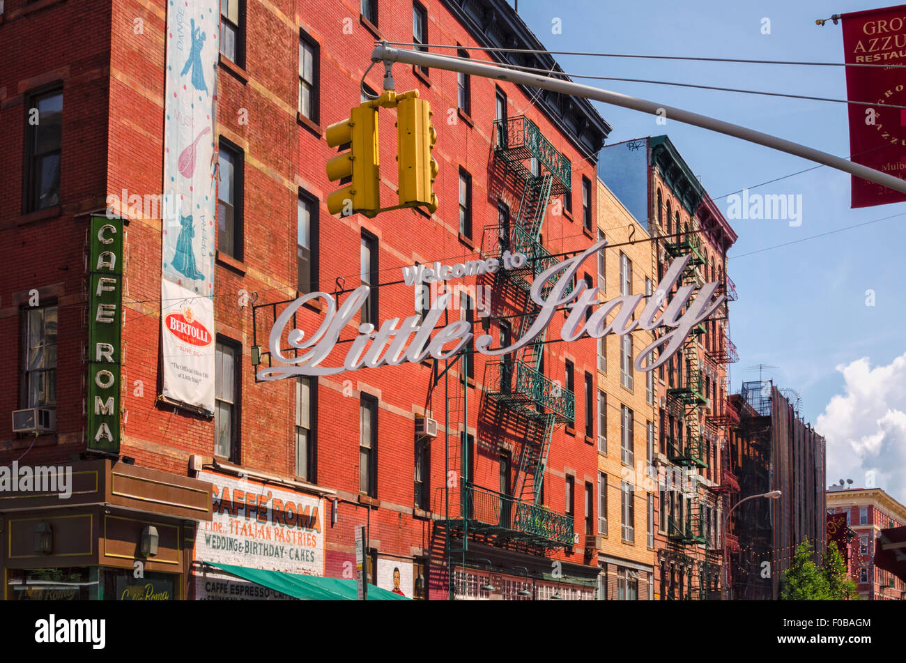 Il centro di Manhattan Little Italy con Benvenuti a Little Italy segno New York City USA estate estate NYC Mulberry Street Foto Stock