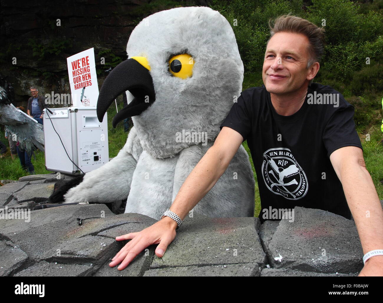 Emittente Chris Packham capi fino alla campagna contro la persecuzione illegale della gallina harriers a Albanella reale giorno, Goyt Valley, Peak District, REGNO UNITO Foto Stock