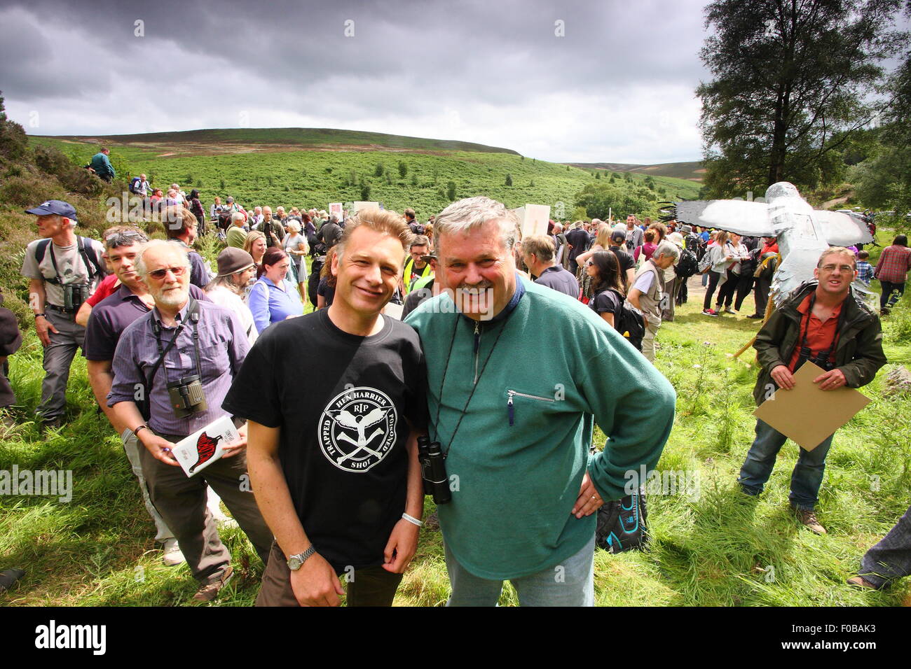 Emittente, Chris Packham (l) & autore, Mark Avrey (r) testa l'Albanella reale giorno protesta per il Peak District, DERBYSHIRE REGNO UNITO Foto Stock