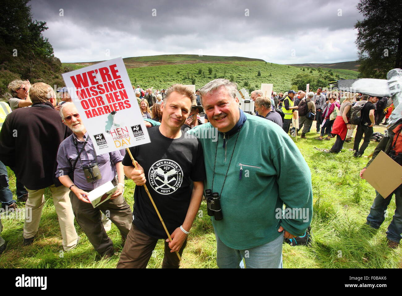 Emittente, Chris Packham (l) & autore, Mark Avrey (r) testa l'Albanella reale giorno protesta per il Peak District, DERBYSHIRE REGNO UNITO Foto Stock