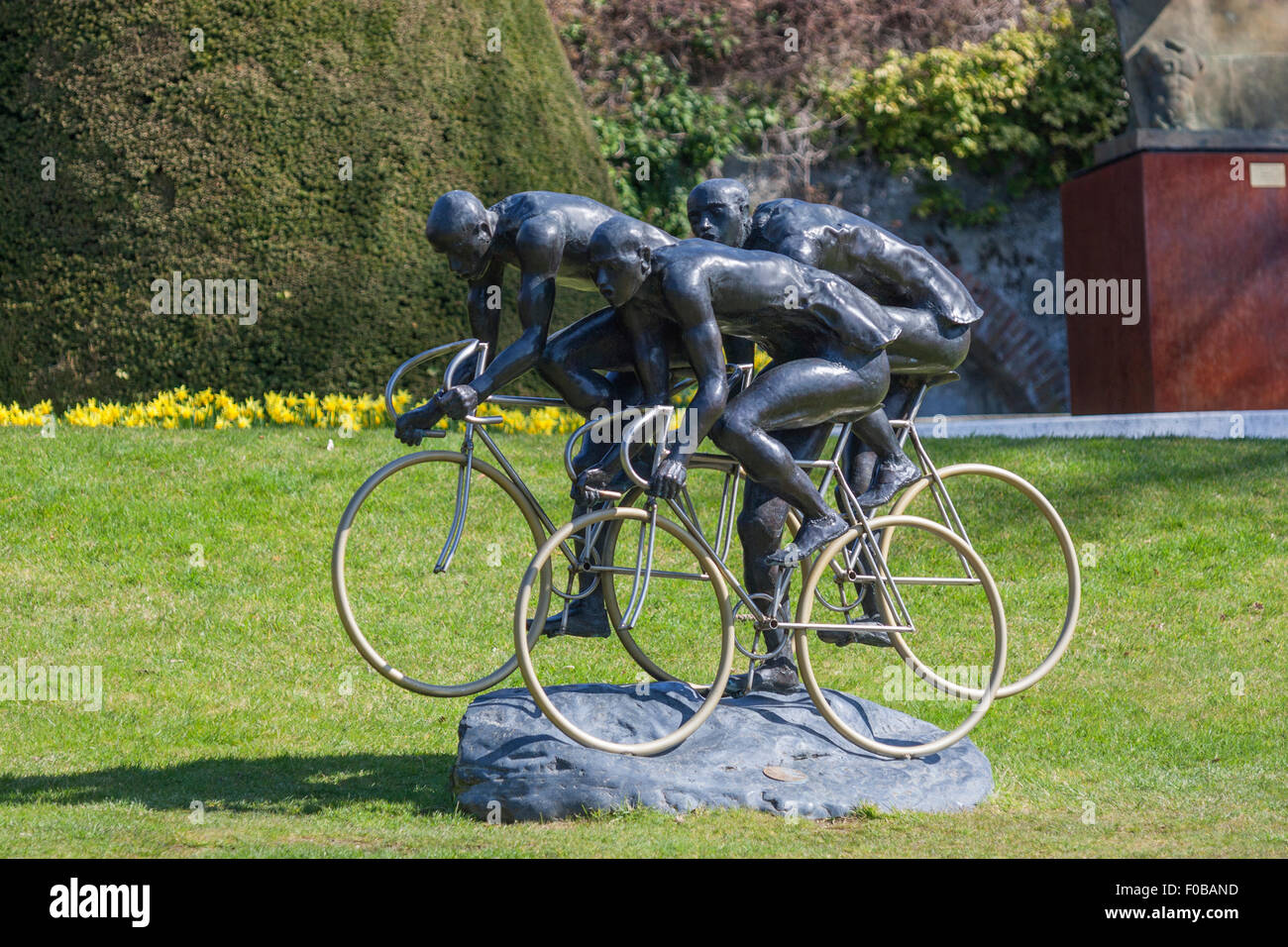 Olympia, ciclisti scultura di Gabor Mihaly nel 1993, il Comitato Olimpico Internazionale, Olympic Garden Losanna Foto Stock