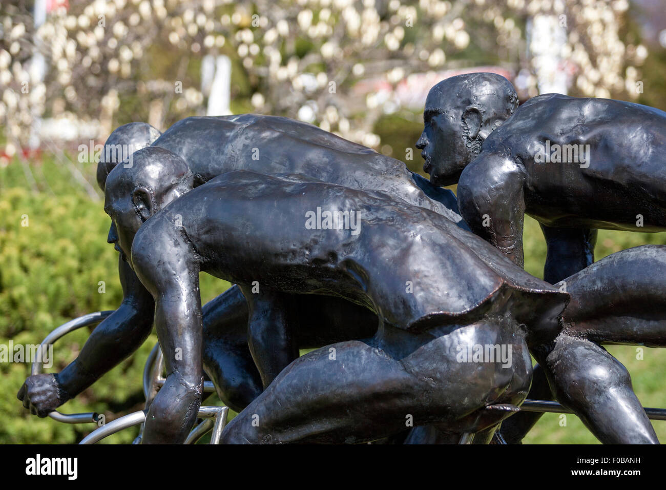 Olympia, ciclisti scultura di Gabor Mihaly nel 1993, il Comitato Olimpico Internazionale, Olympic Garden Losanna Foto Stock