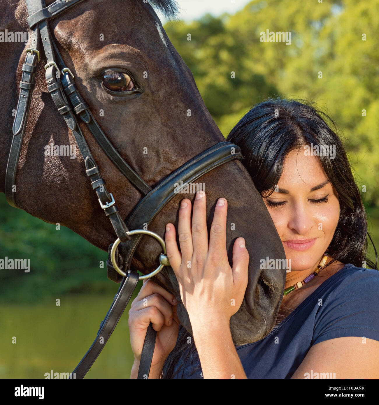 Ritratto di una donna bellissima con un cavallo per esterno Foto Stock
