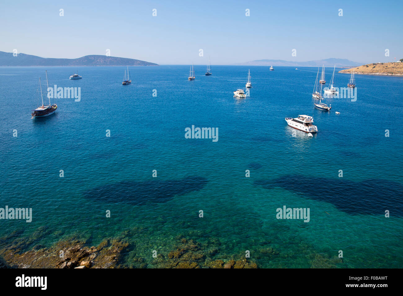 Barche, barche a vela e yacht sono sulla via di uscita al profondo mare blu Foto Stock