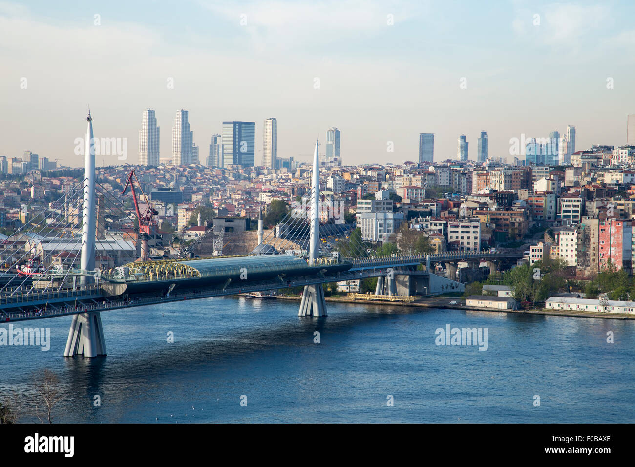 Golden Horn Metro con il Ponte Vecchio e la parte moderna di Istanbul vista in background durante il giorno. Un sacco di edificio e con vista sul mare Foto Stock