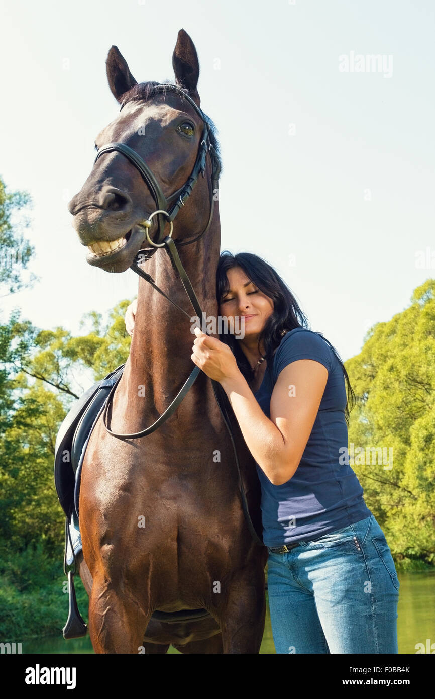 Ritratto di donna felice e il cavallo in estate all'aperto. Foto Stock