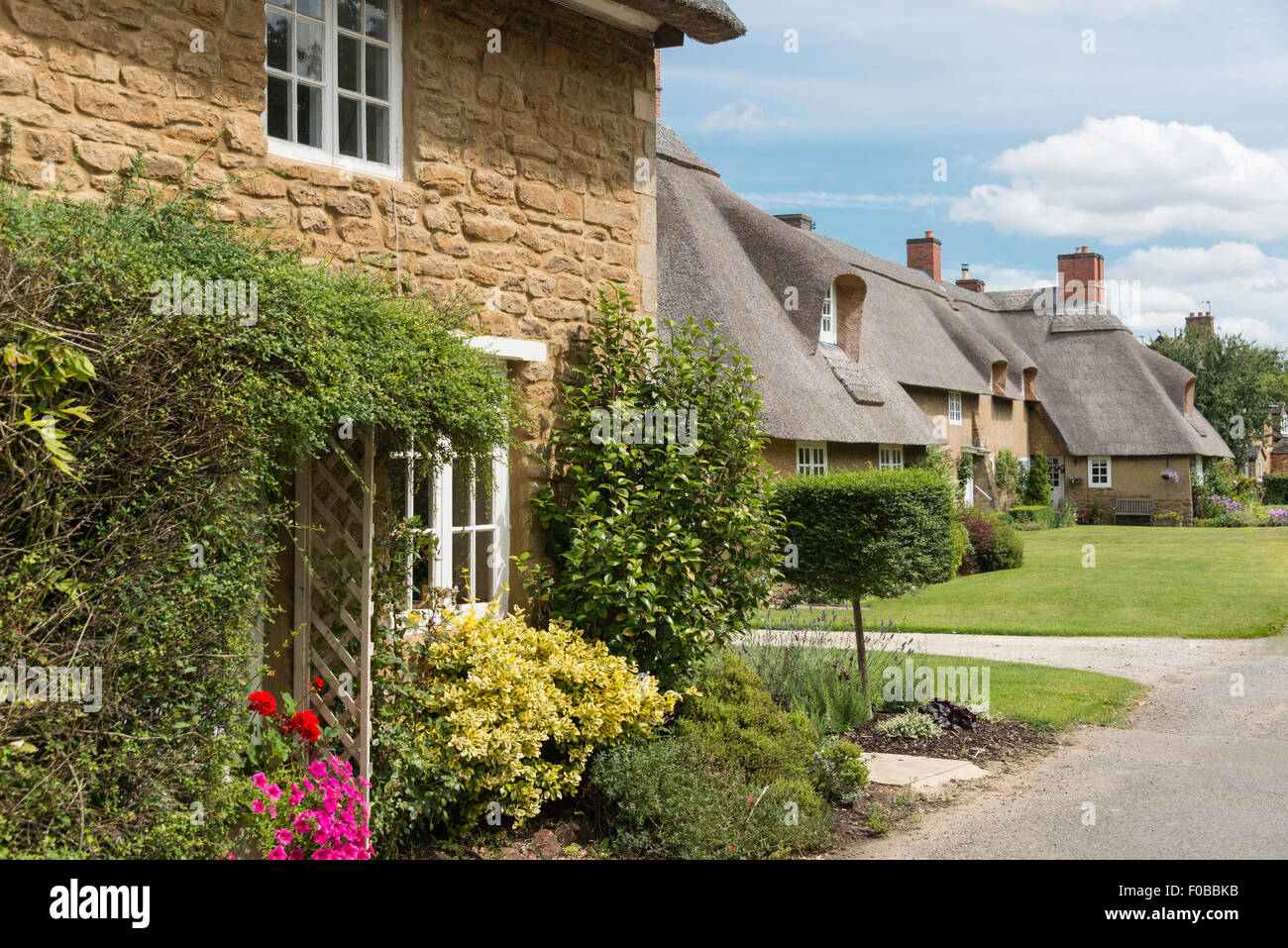 Cottage con il tetto di paglia, Main Street, Ashby St partitari, Northamptonshire, England, Regno Unito Foto Stock