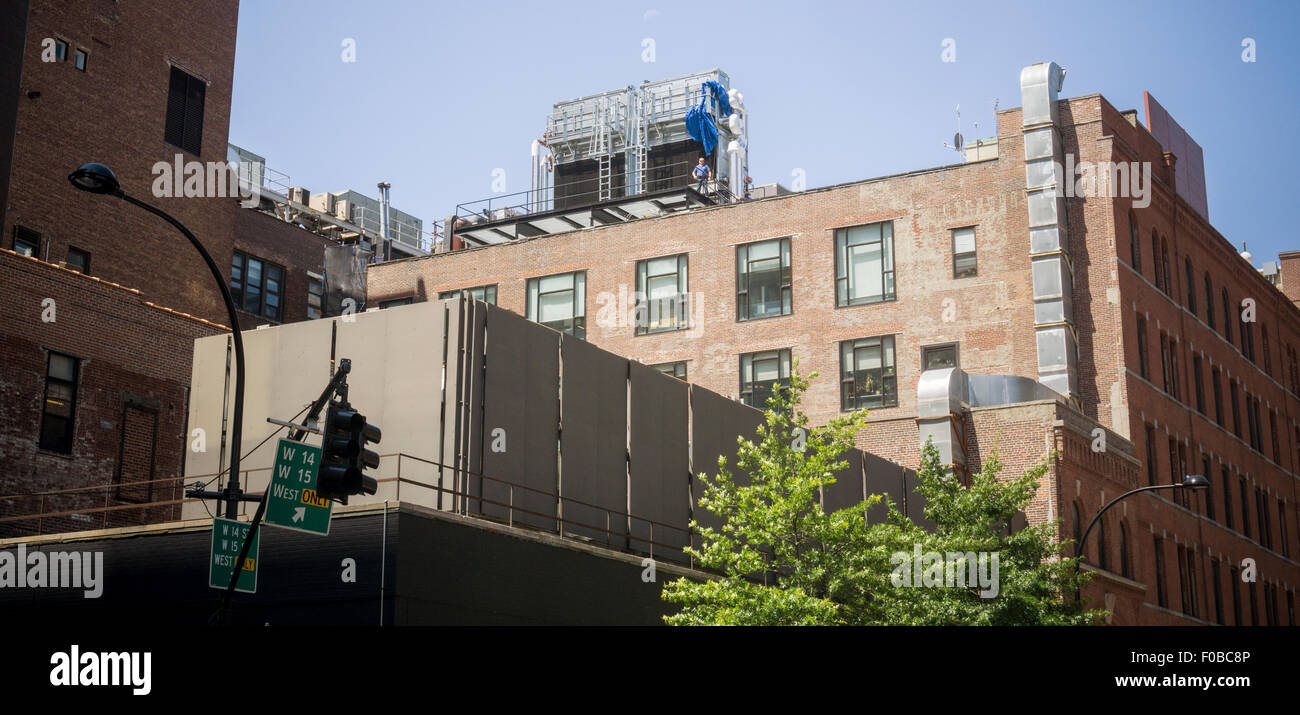 Una torre di raffreddamento sul tetto di un edificio in New York venerdì, 7 agosto 2015. In seguito al focolaio del morbo del legionario il New York City Dipartimento di Salute ha ordinato tutte le torri di raffreddamento in città per essere disinfettati entro due settimane. (© Richard B. Levine) Foto Stock