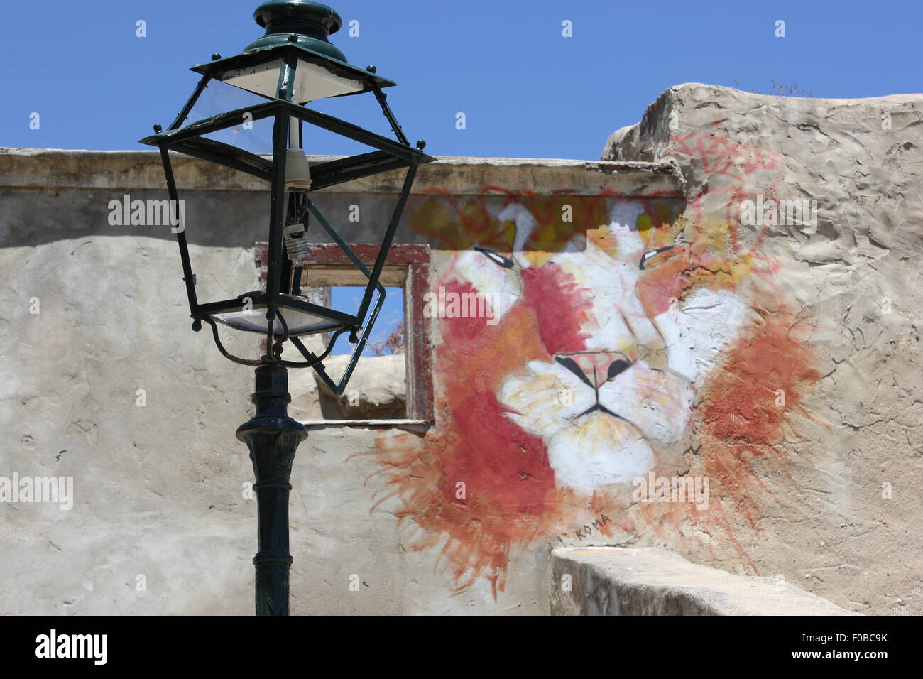 Lampione rotto con graffiti in background Foto Stock