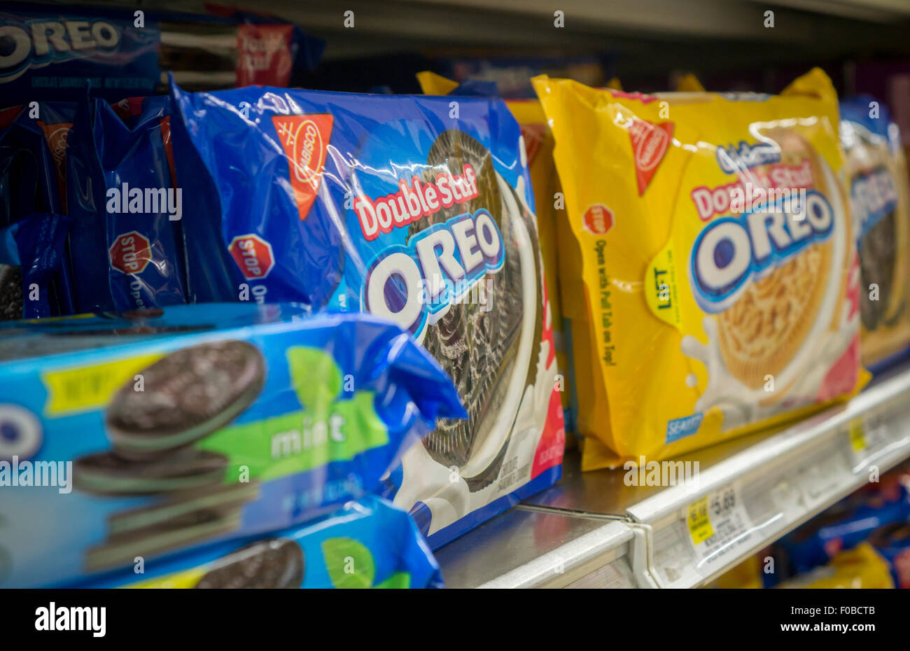 Scatole di Mondelez International per Nabisco Oreo cookie su uno scaffale di supermercato a New York Sabato, 8 agosto 2015. Pershing Square Capital Management L.P. ha investito $ 5,5 miliardi Mondelez International. (© Richard B. Levine) Foto Stock