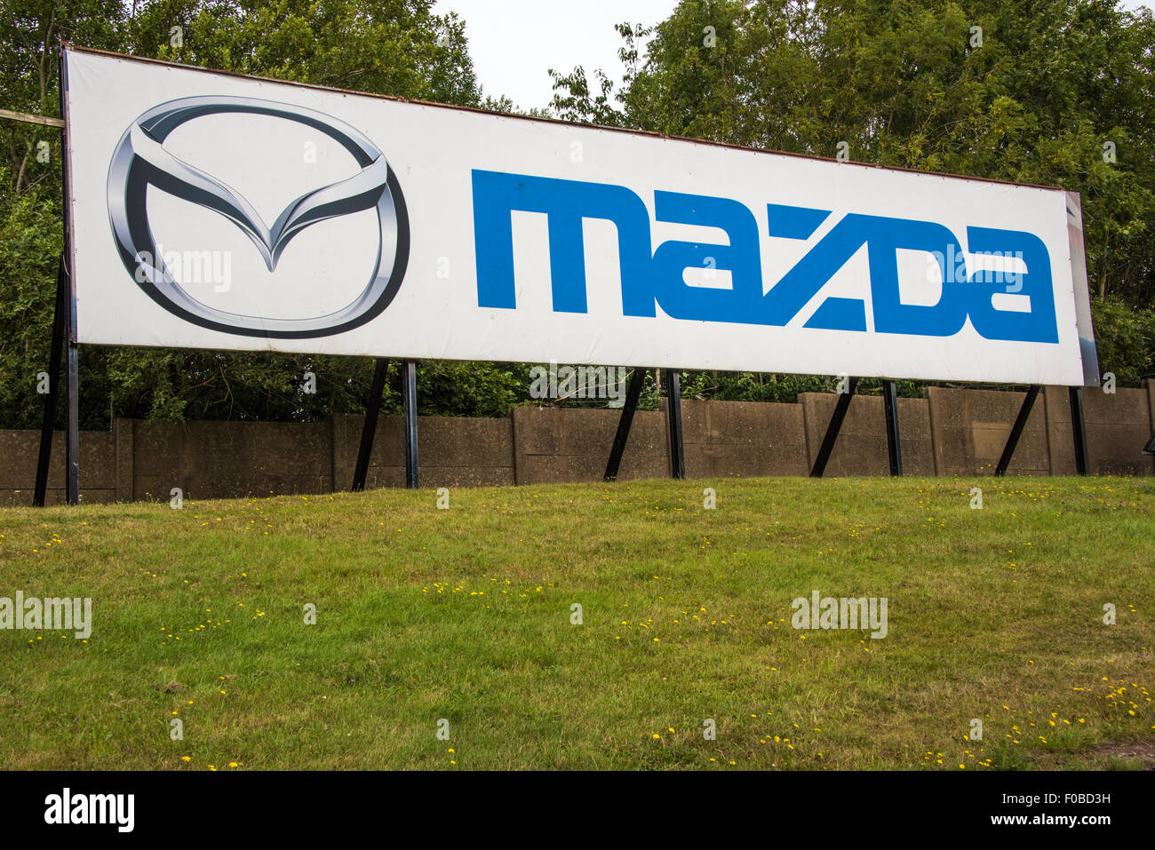 Un grande Mazda bill board a Donington canalina LEICESTERSHIRE REGNO UNITO Foto Stock