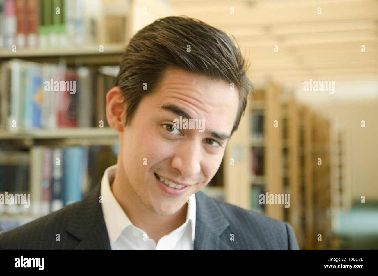 Uomo asiatico nella libreria di indossare tuta. Foto Stock