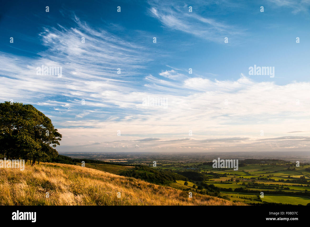 Una vista della valle di Mowbray sotto cirrus nuvole da vitedi cicatrice nel North York Moors National Park. Agosto. Foto Stock