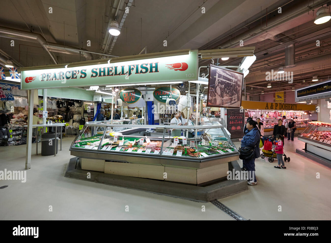 Il pesce fresco e i frutti di mare alla corrida mercato coperto Birmingham REGNO UNITO Foto Stock