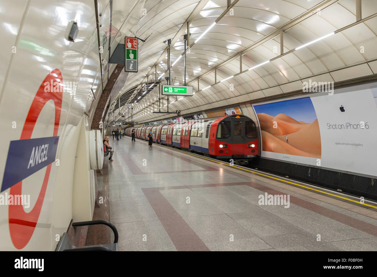 Angelo Stazione della Metropolitana piattaforma, Islington, London Borough di Islington, London, England, Regno Unito Foto Stock