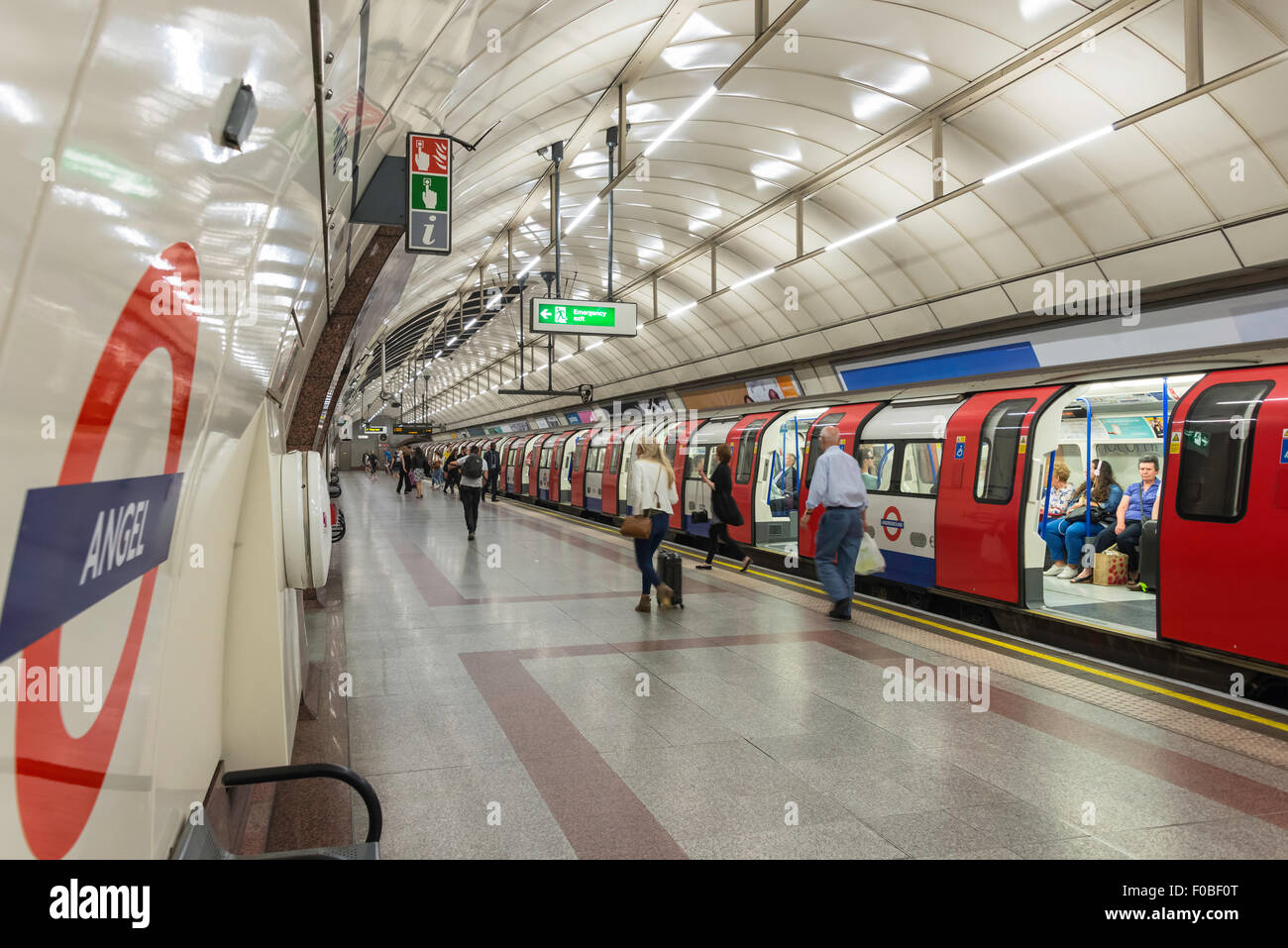 Angelo Stazione della Metropolitana piattaforma, Islington, London Borough di Islington, London, England, Regno Unito Foto Stock