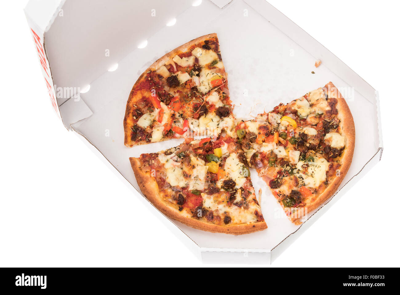 Fette di pizza in un estrarre la scatola - sfondo bianco Foto Stock