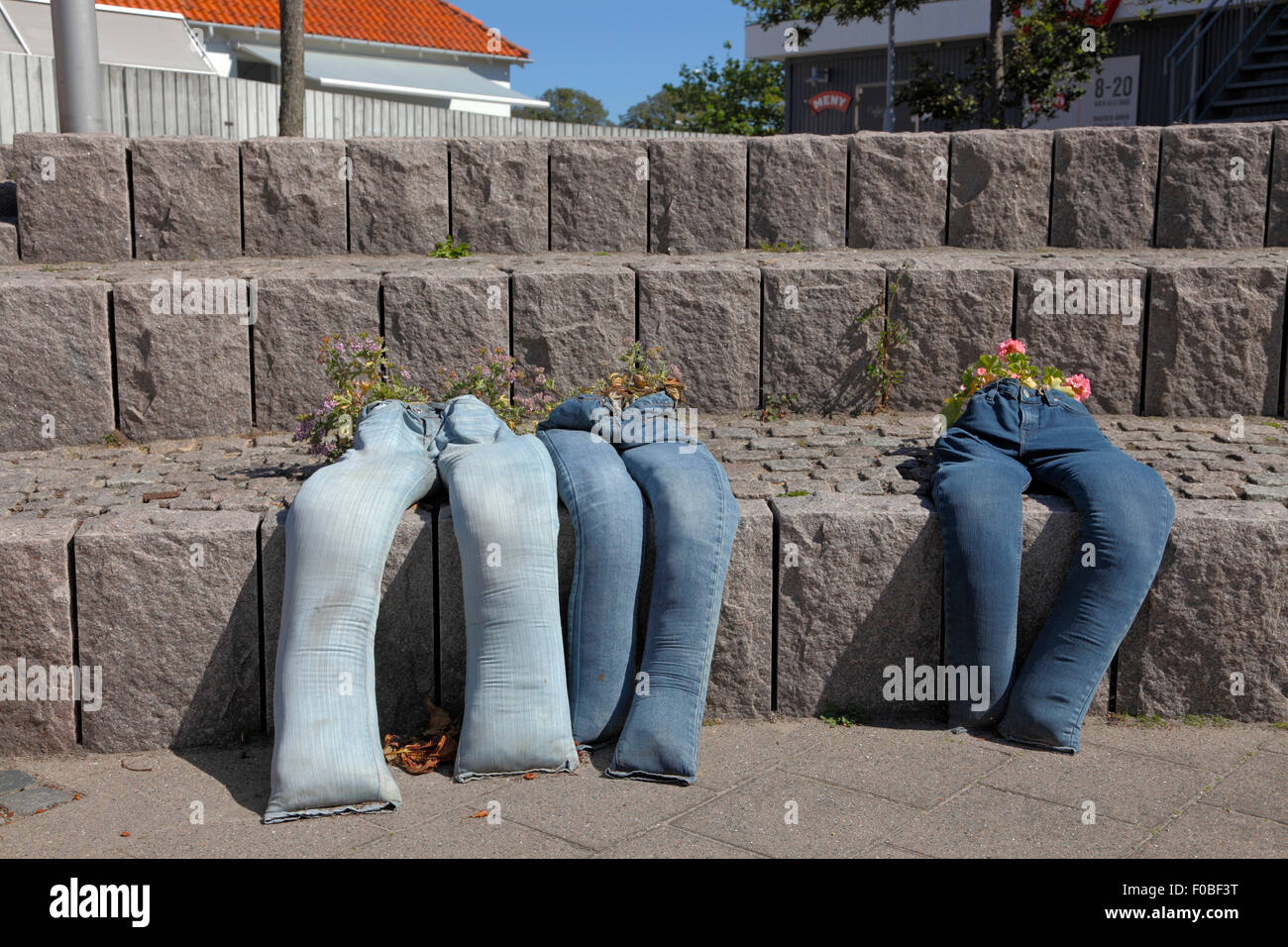 "Scendere la schiena e lasciare che i fiori crescono.' fiori colorati in denim scartati durante il festival dei fiori in Hundested. Foto Stock