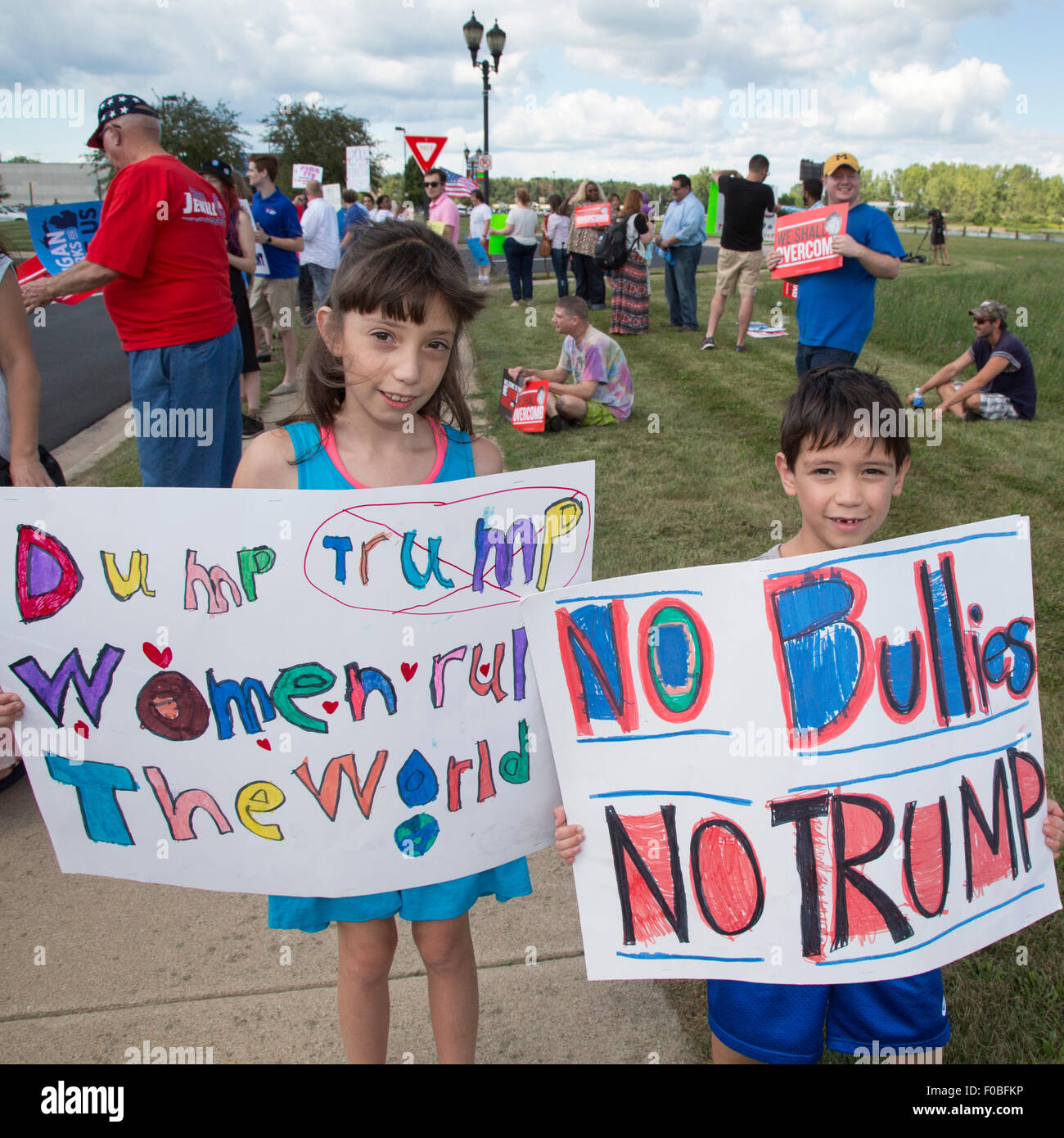 Esecuzione di betulla, Michigan STATI UNITI D'America - 11 agosto 2015 - Manodopera, ispanica e Partito Democratico attivisti picket un repubblicano evento di beneficenza con candidato presidenziale repubblicano Donald Trump. Essi hanno protestato Trump's anti-immigrati, anti-donna e anti-veterano dichiarazioni. Credito: Jim West/Alamy Live News Foto Stock