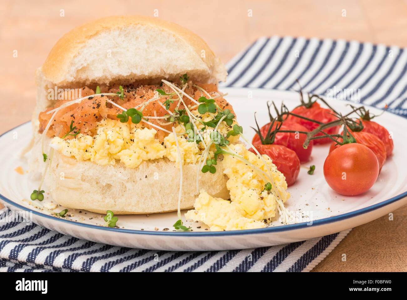 Salmone affumicato e uova strapazzate sandwich Foto Stock