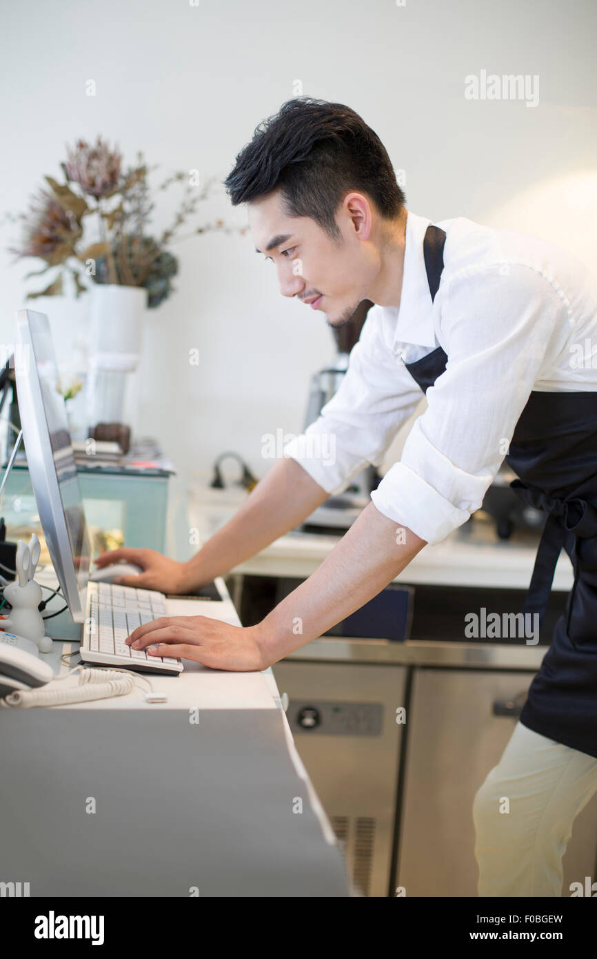 Coffee shop proprietario tramite il computer Foto Stock